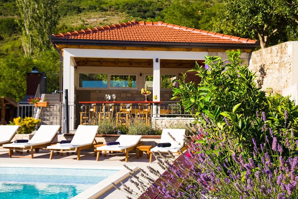 Garden view, Pool view, Swimming pool, sunbed