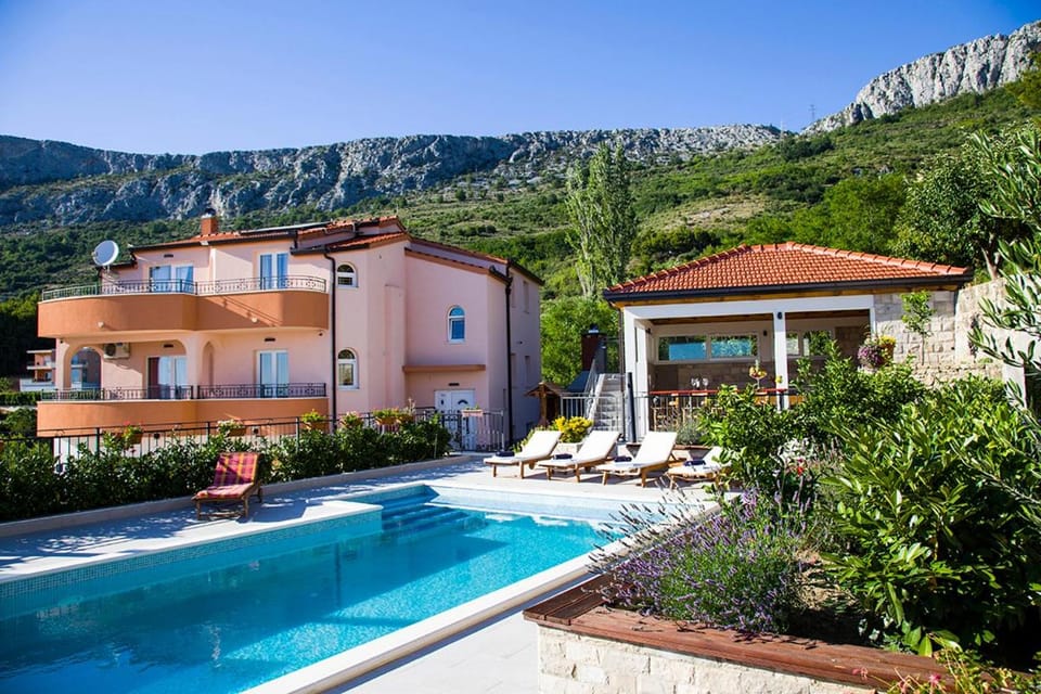 Property building, Natural landscape, Garden view, Mountain view, Pool view, Swimming pool, sunbed