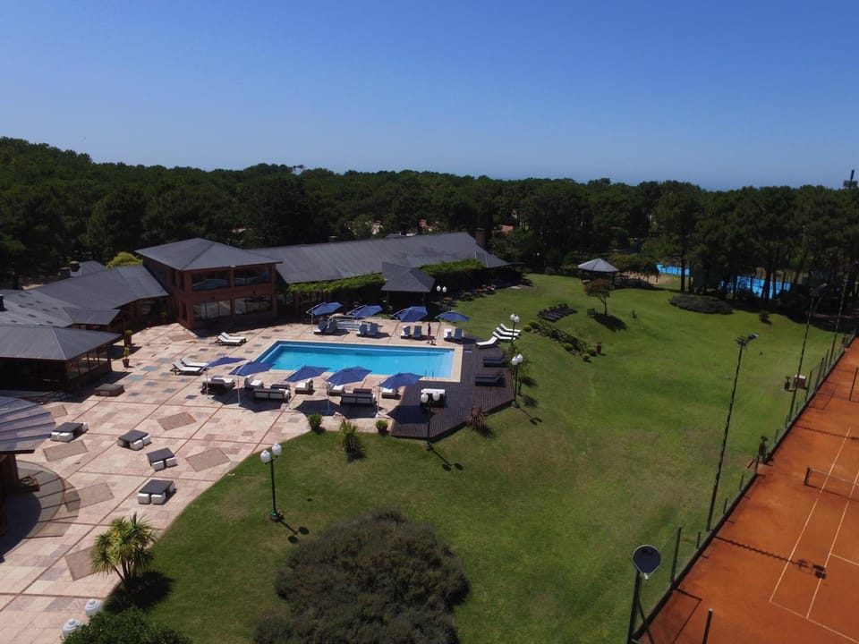 Bird's eye view, Pool view