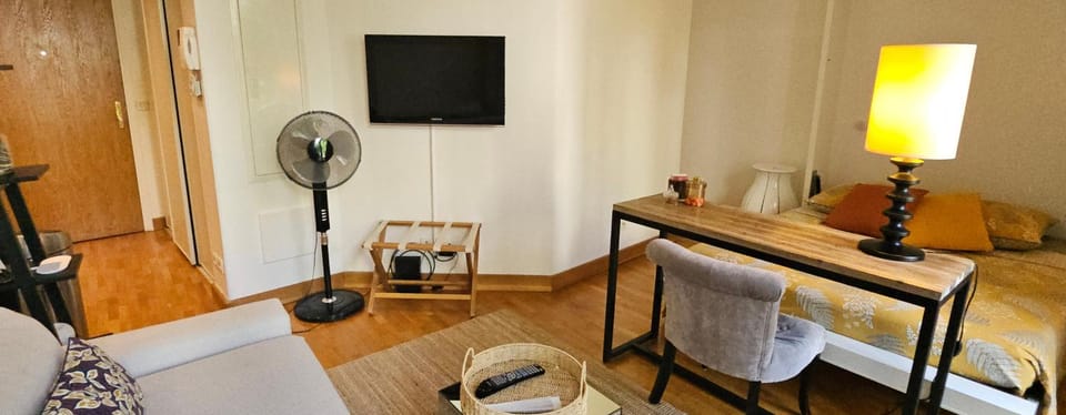 Appartement calme et lumineux dans immeuble de standing - Jardin sur les toits - Ascenseur - Climatisation mobile - Parking privé payant sur demande préalable - Quiet flat with elevator and private garden in old town Apartment in Annecy