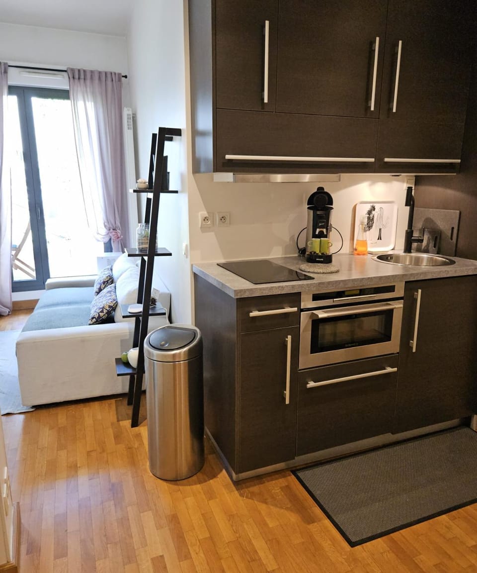 Appartement calme et lumineux dans immeuble de standing - Jardin sur les toits - Ascenseur - Climatisation mobile - Parking privé payant sur demande préalable - Quiet flat with elevator and private garden in old town Apartment in Annecy
