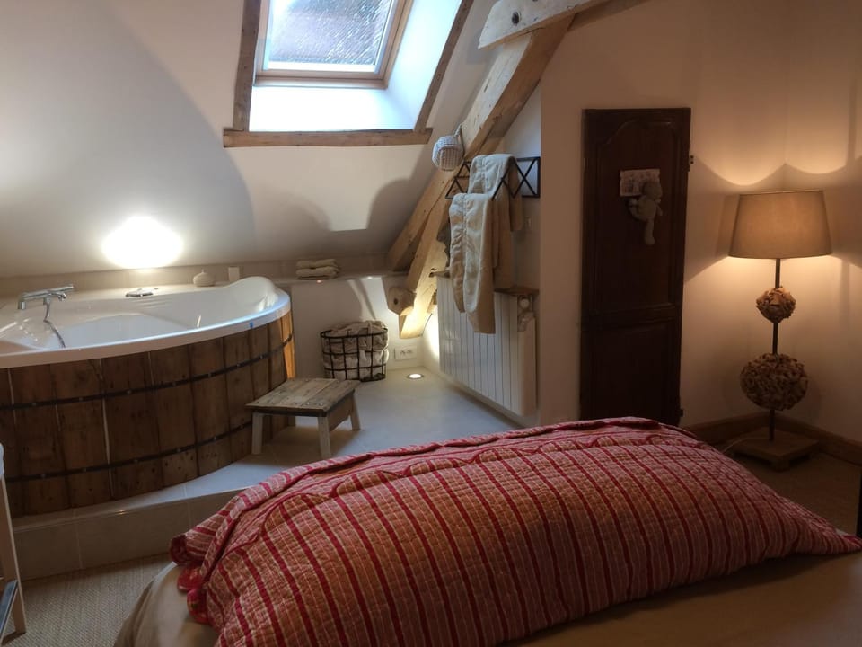 Photo of the whole room, Bath