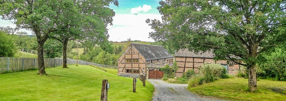 B&B HOTEL IN FERME DE LEUZE nabij Durbuy, eigen laadpalen Bed and Breakfast in Wallonia, Belgium