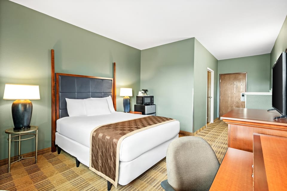 Bed, TV and multimedia, Photo of the whole room, Bedroom