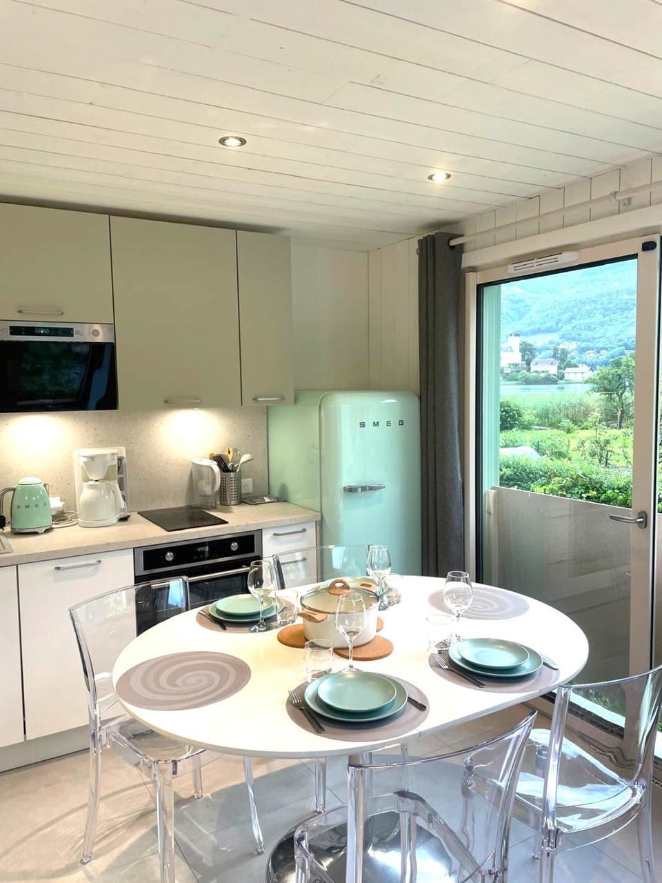 La Baie des Voiles 2 chambres 4 à 6 personnes au bord du lac plage privée Bed and Breakfast in Talloires