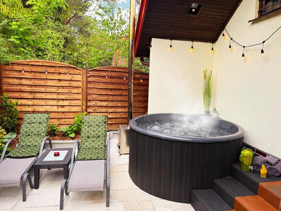 Domek Kamień nad jeziorem z jacuzzi Nature lodge in Pomeranian Voivodeship