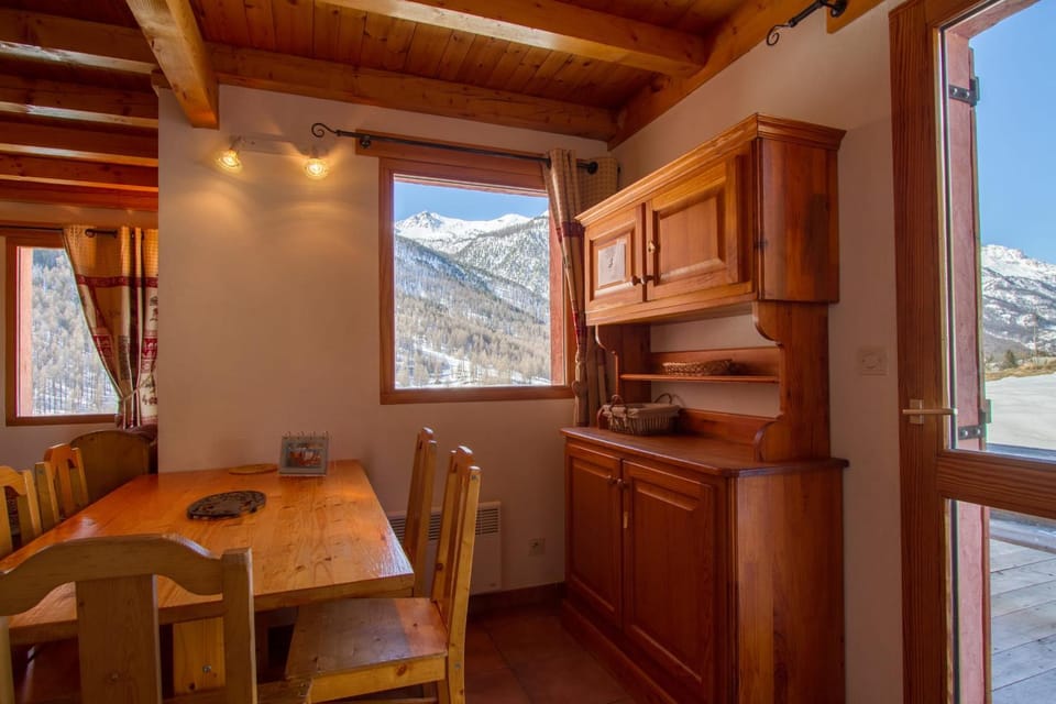 Dining area, Mountain view, internet