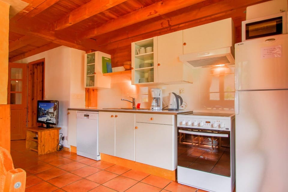 Coffee/tea facilities, Kitchen or kitchenette, dishwasher, oven, stove, toaster