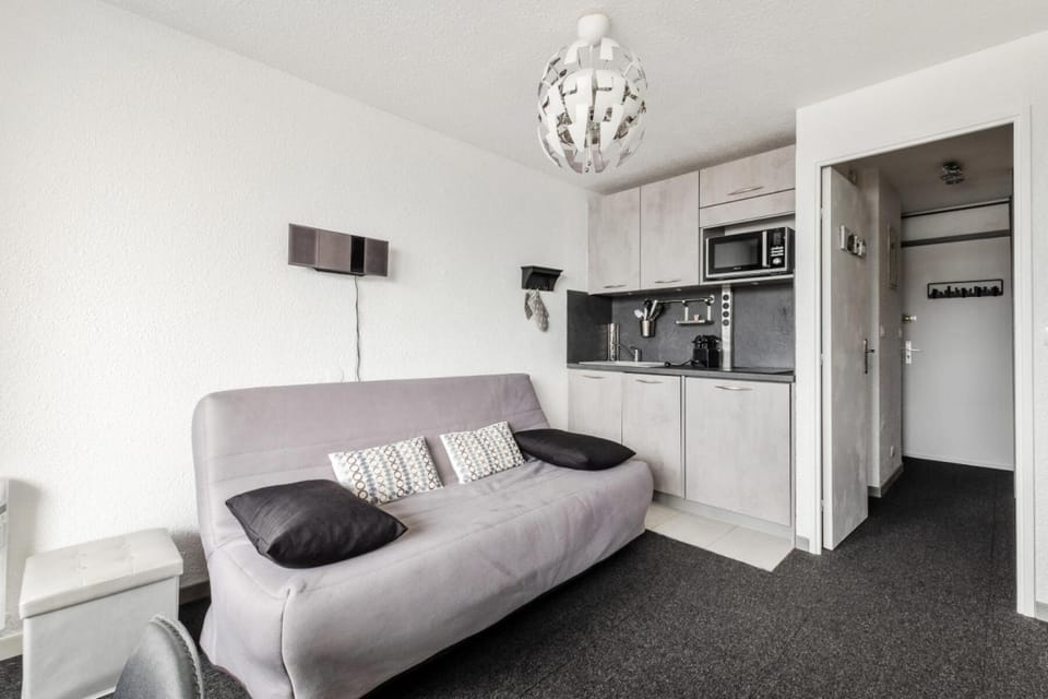 Bed, Living room, Bedroom