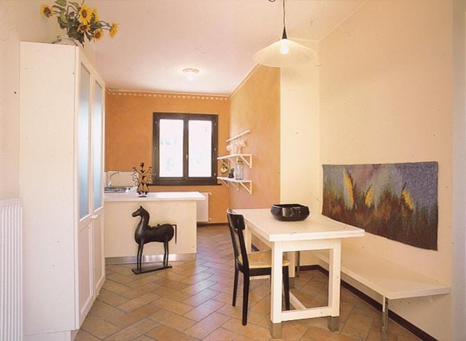 Kitchen or kitchenette, Dining area