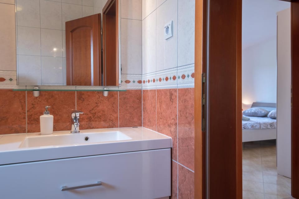 Toilet, Bathroom, Decorative detail