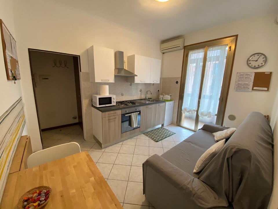 Kitchen or kitchenette, Living room, Seating area, Dining area, oven, pet friendly, stove