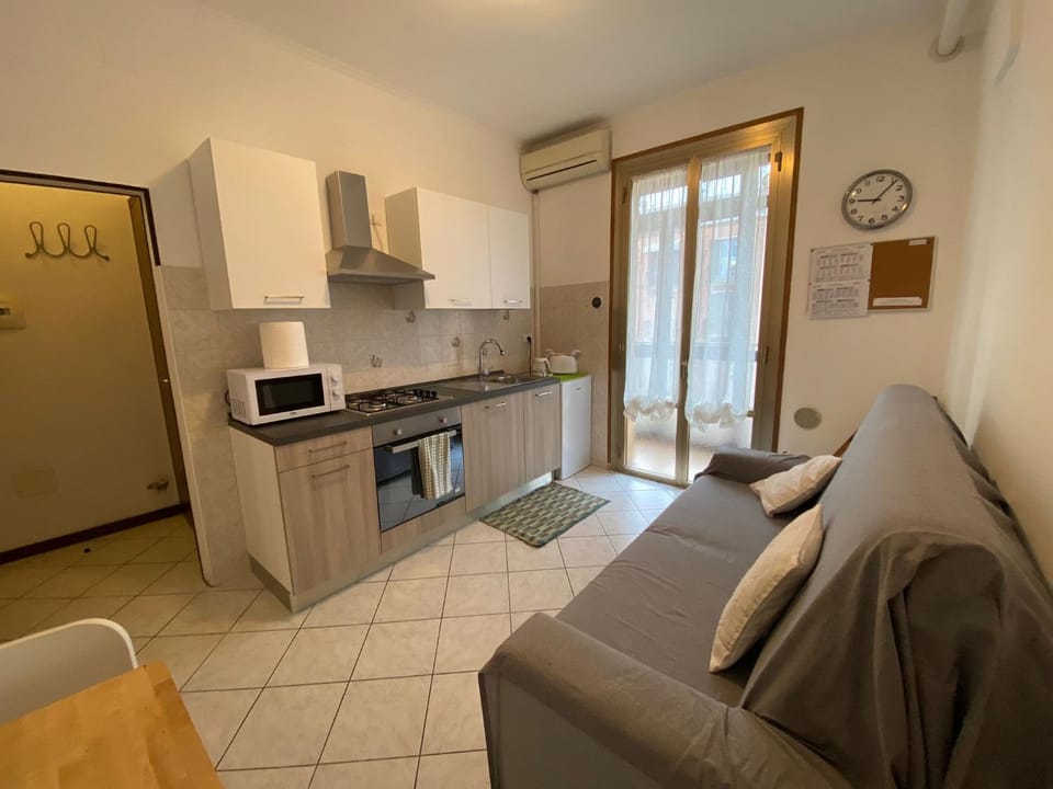 Dining area, oven, stove, toaster