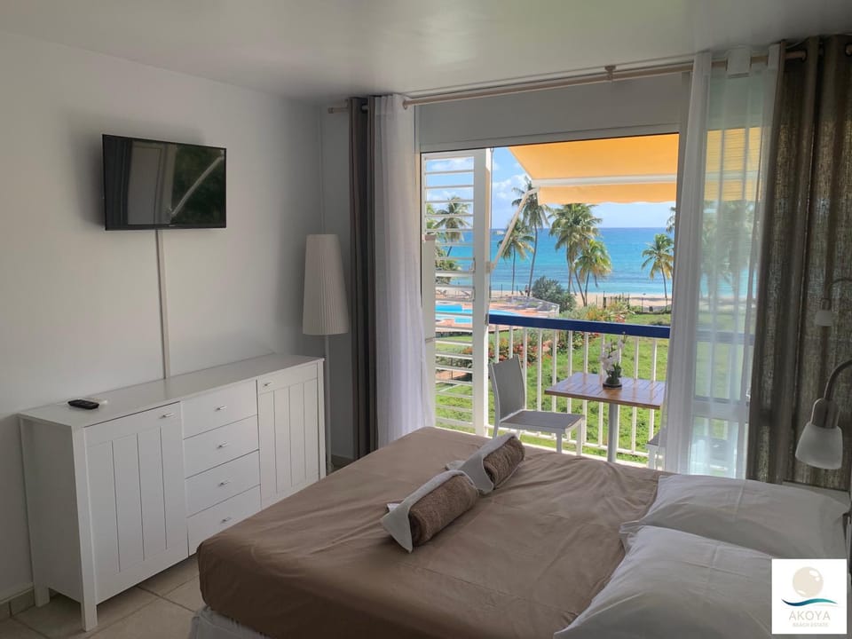 Bed, TV and multimedia, View (from property/room), Balcony/Terrace, Photo of the whole room, Sea view