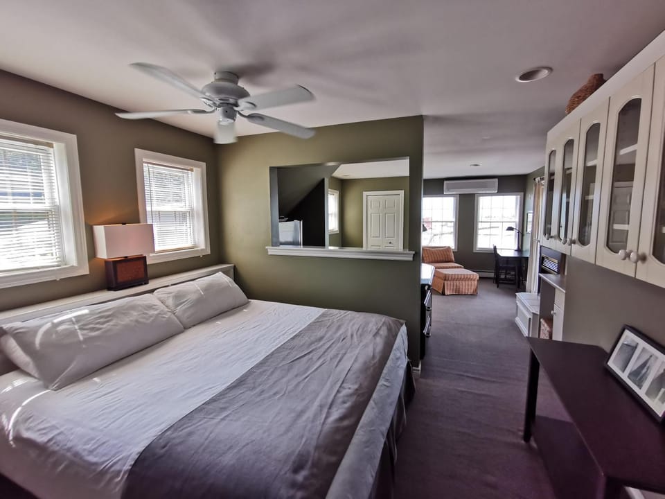 Inn on the Harbour and Telegraph House Inn in Port Stanley