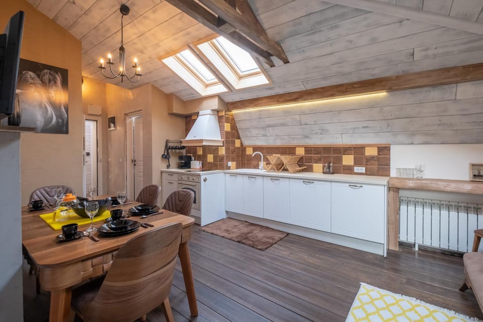 TV and multimedia, Kitchen or kitchenette, Living room, Food and drinks, Seating area, Dining area