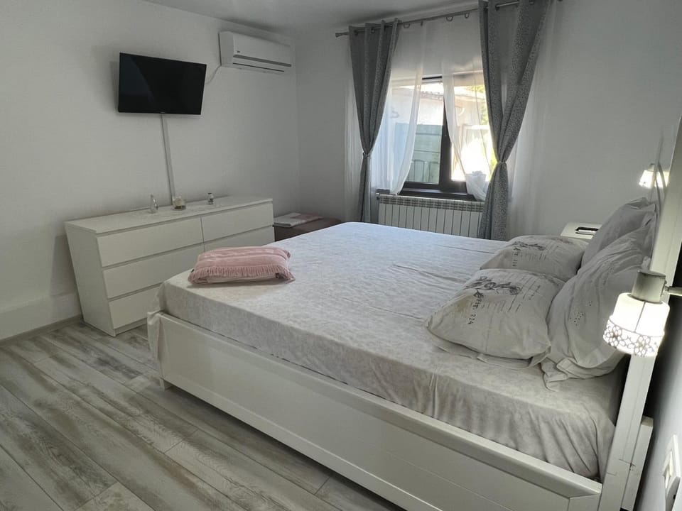Bed, TV and multimedia, Photo of the whole room, Bedroom, towels, air conditioner