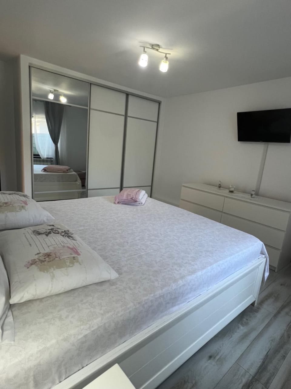 Bed, TV and multimedia, Photo of the whole room, Bedroom, towels, wardrobe