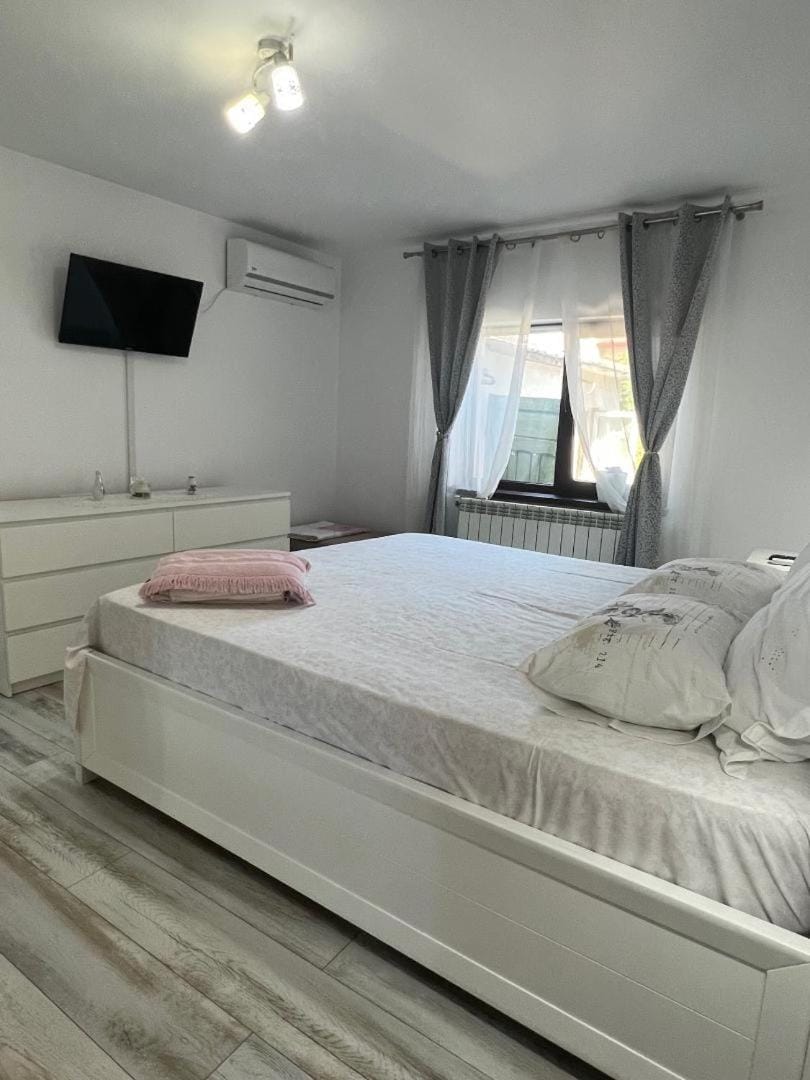 Bed, TV and multimedia, Photo of the whole room, Bedroom, air conditioner