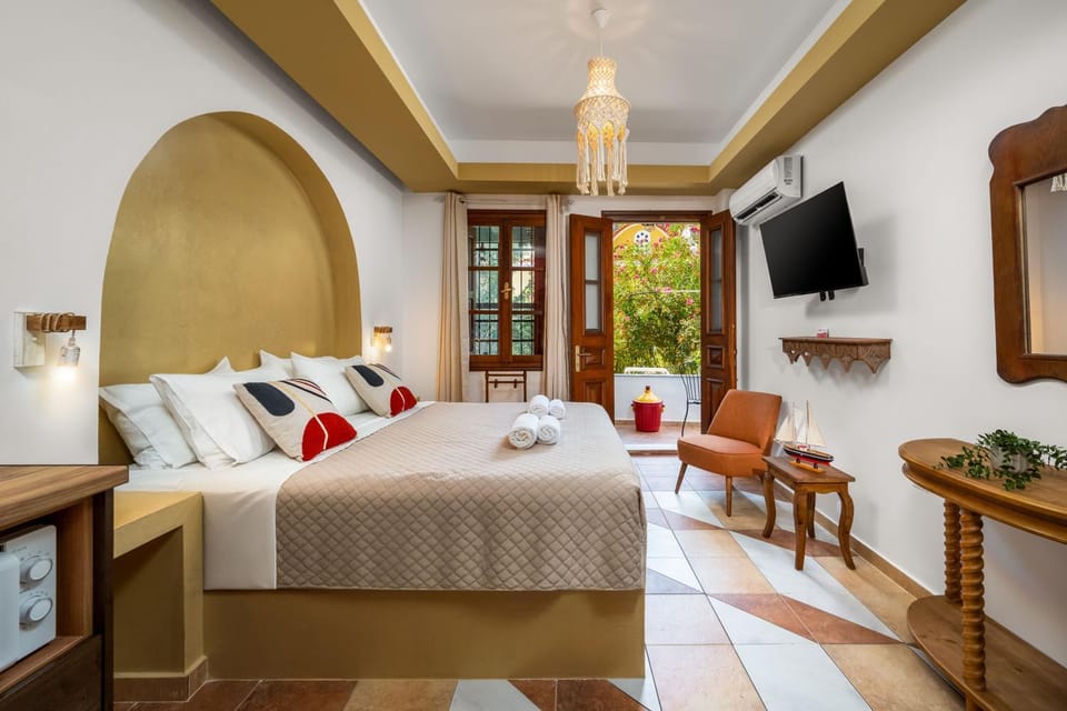 Bed, Photo of the whole room, Seating area, Bedroom