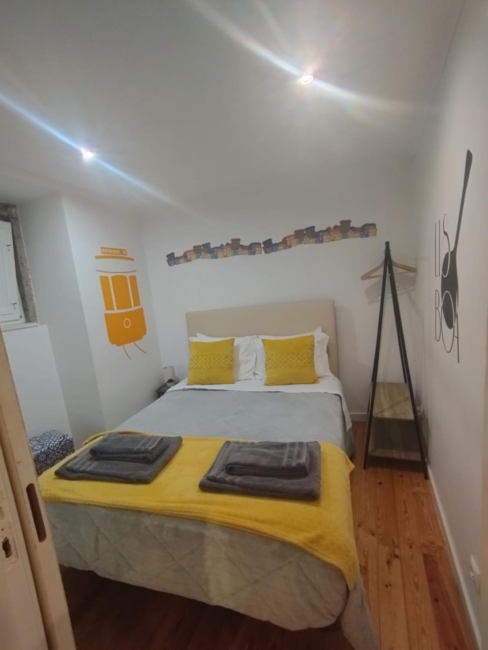 Bed, Bedroom, towels