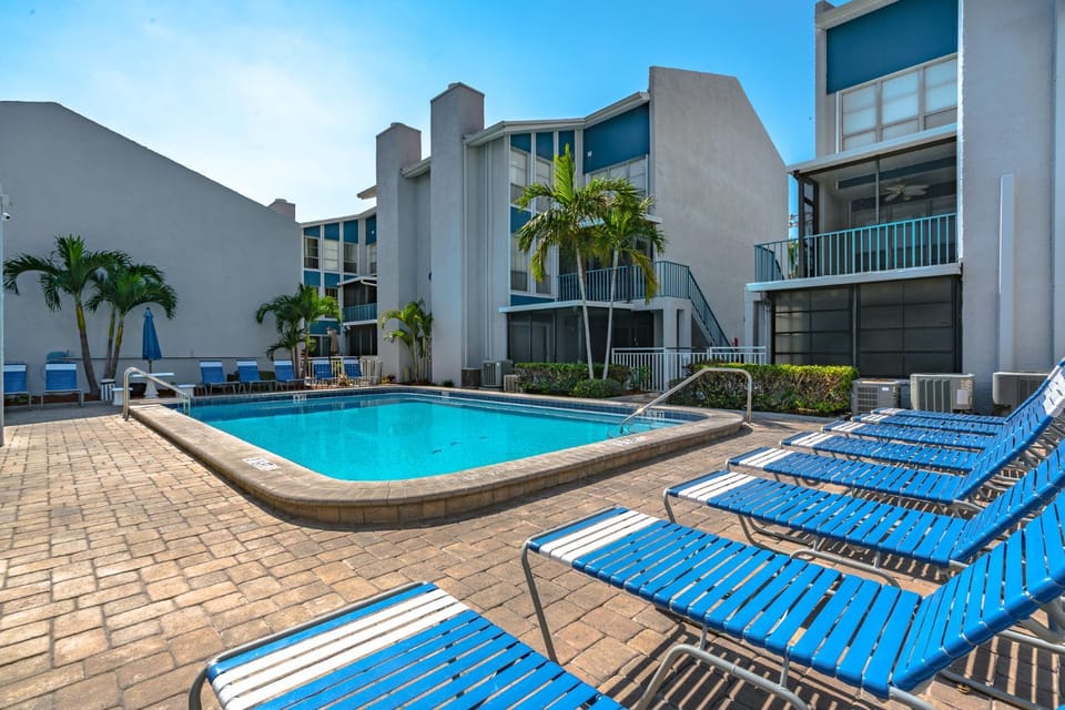 Property building, Balcony/Terrace, Swimming pool