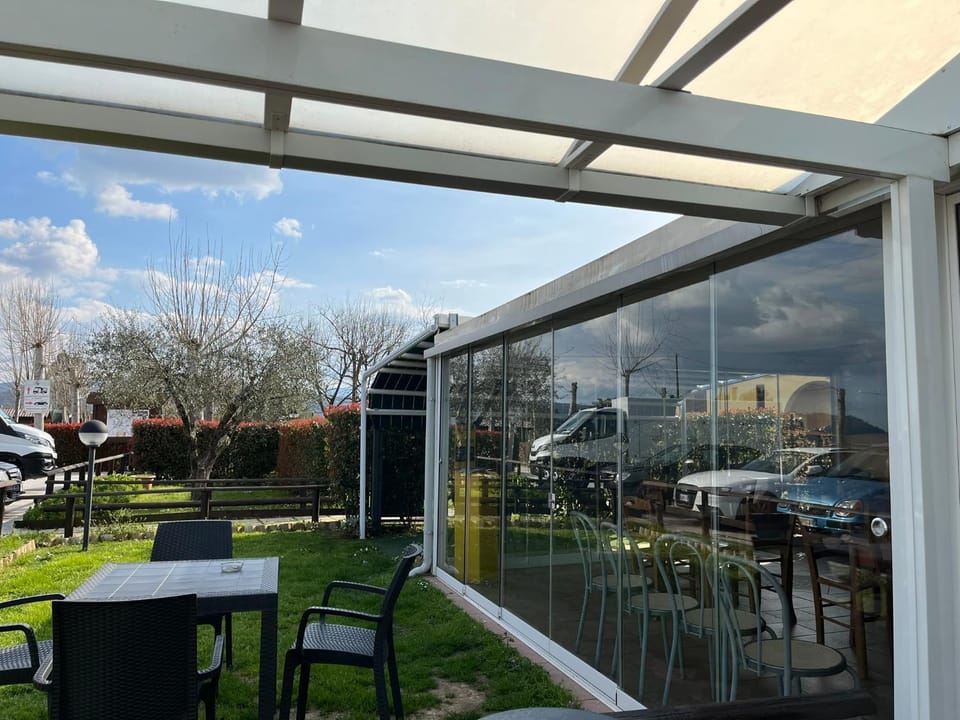 Property building, Garden, View (from property/room), Dining area, Garden view, Parking