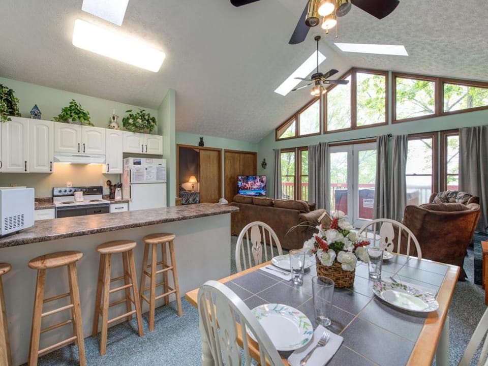 TV and multimedia, Kitchen or kitchenette, Living room, Seating area, Dining area, furniture, microwave, stove