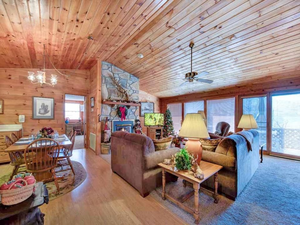 TV and multimedia, Living room, Seating area, Dining area, fireplace, furniture