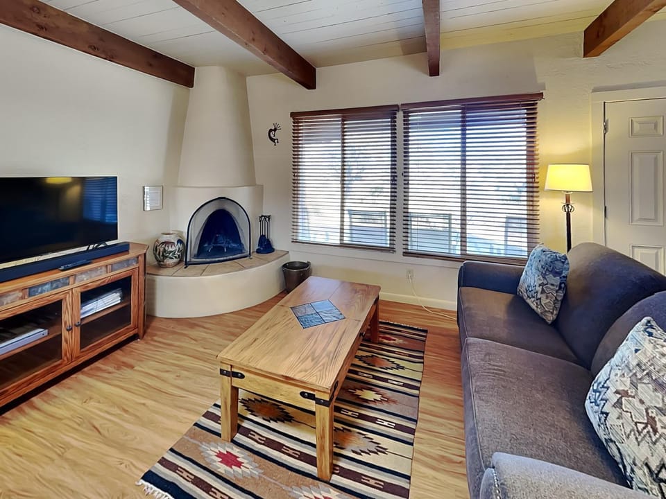 TV and multimedia, Living room, Seating area, fireplace, furniture