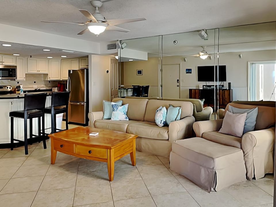 TV and multimedia, Kitchen or kitchenette, Living room, Seating area, furniture, air conditioner