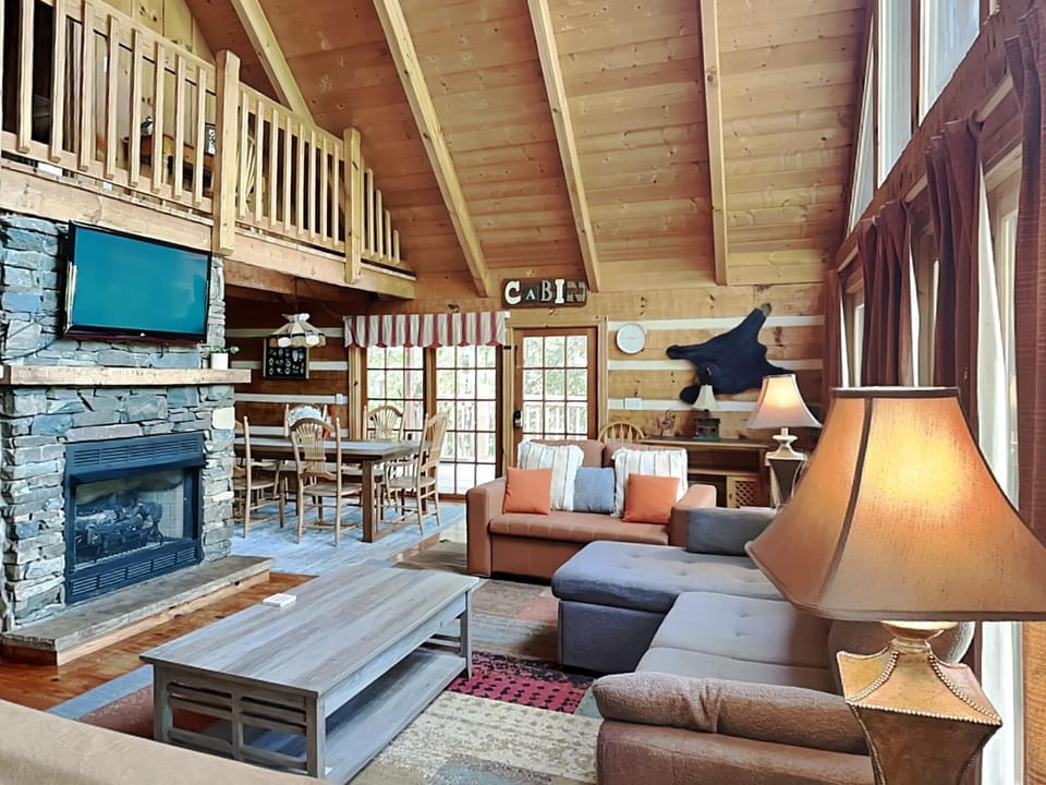 TV and multimedia, Living room, Seating area, Dining area, fireplace, furniture