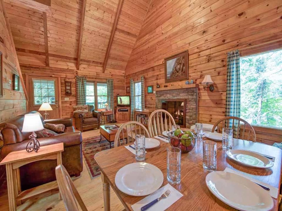 Natural landscape, Living room, Seating area, Dining area, fireplace