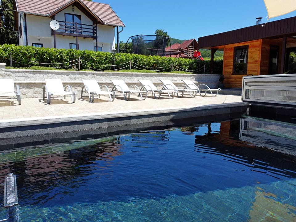 Property building, Day, Natural landscape, Garden, Balcony/Terrace, Balcony/Terrace, Pool view, Swimming pool