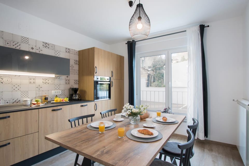 Kitchen or kitchenette, Dining area