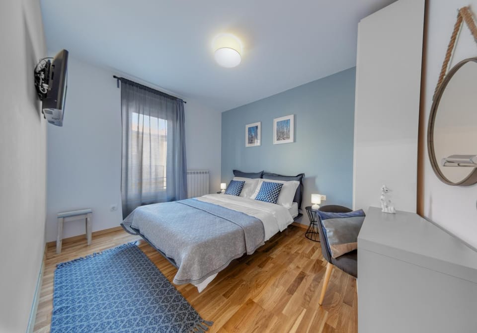 Bed, TV and multimedia, Bedroom