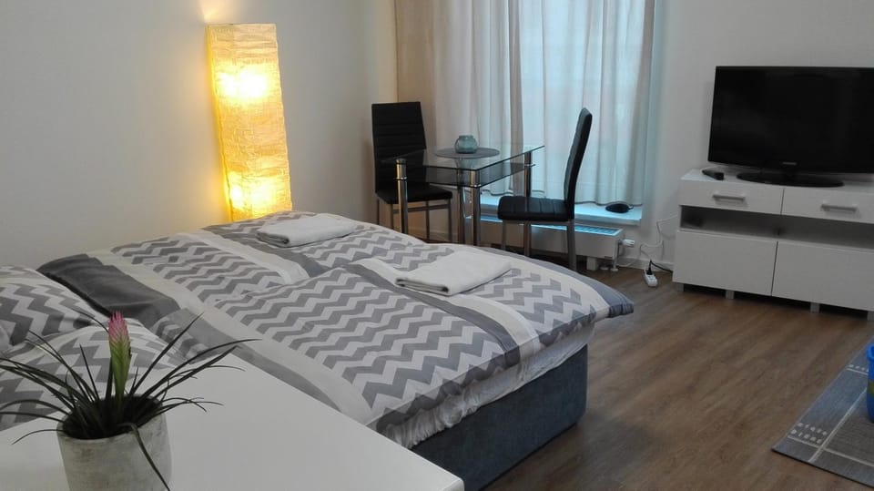 TV and multimedia, Living room, Seating area, Bedroom