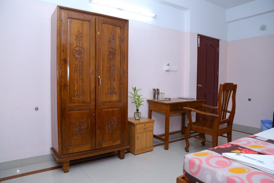 Seating area, Bedroom, wardrobe