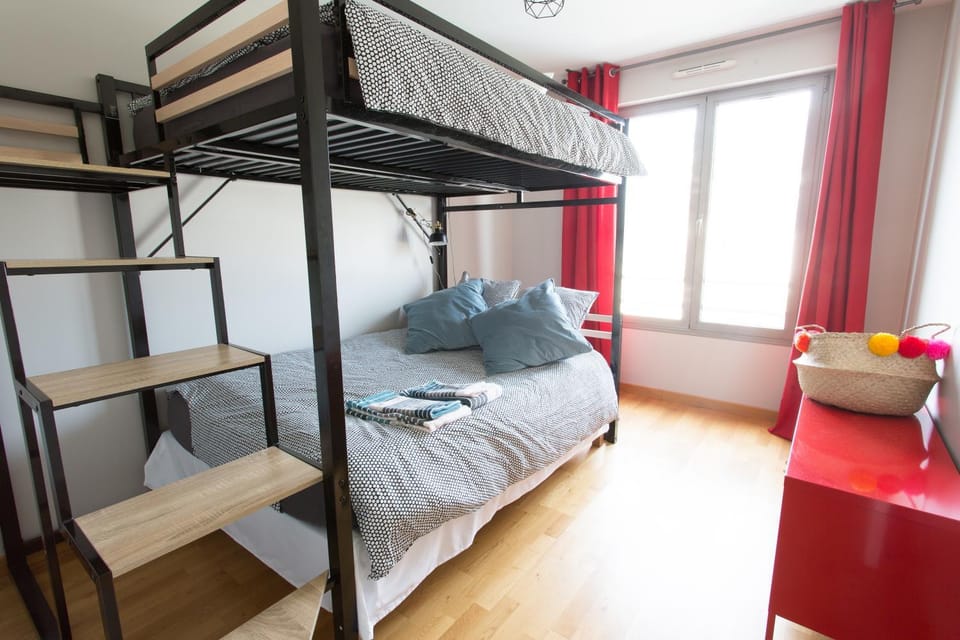 Bedroom, bunk bed, Family