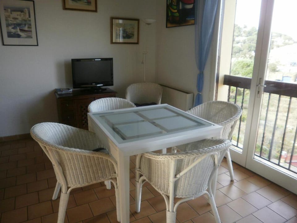 TV and multimedia, Living room, Dining area
