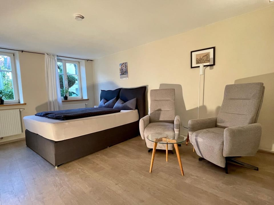 Bed, Seating area