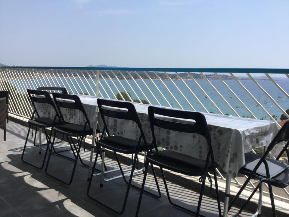 VUE MER 3 mn A PIED DE LA PLAGE LUMINEUX ET MODERNE Apartment in Sanary-sur-Mer