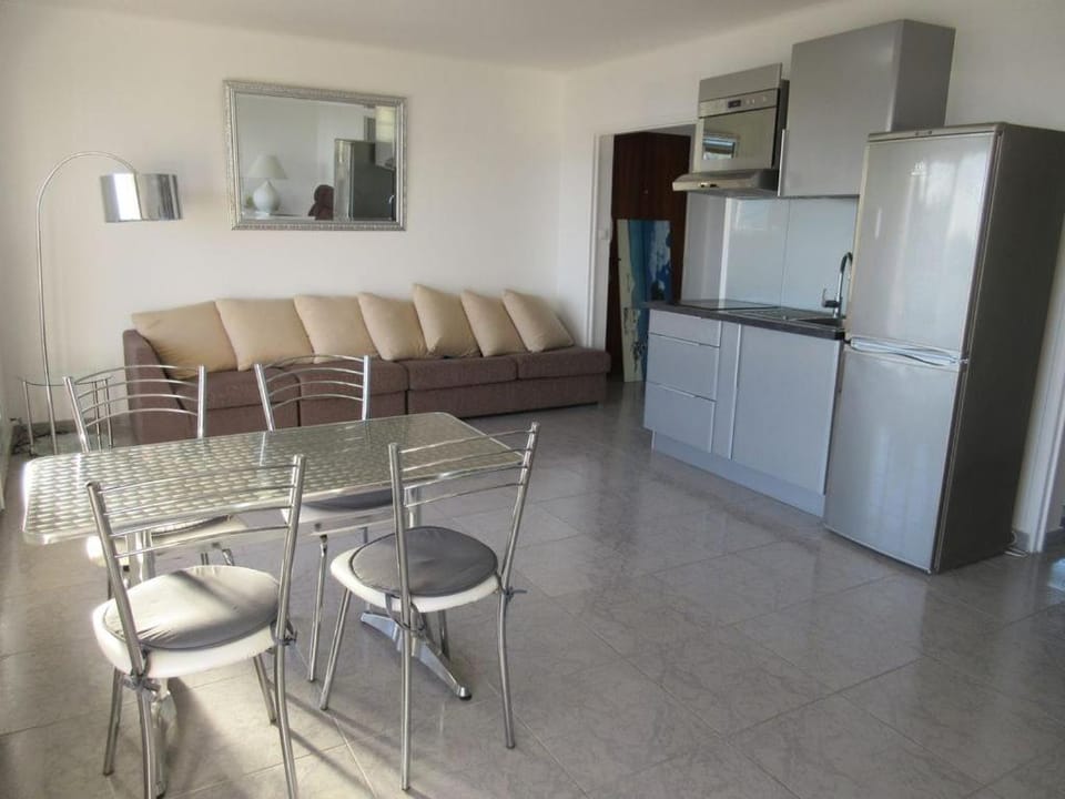 VUE MER 3 mn A PIED DE LA PLAGE LUMINEUX ET MODERNE Apartment in Sanary-sur-Mer