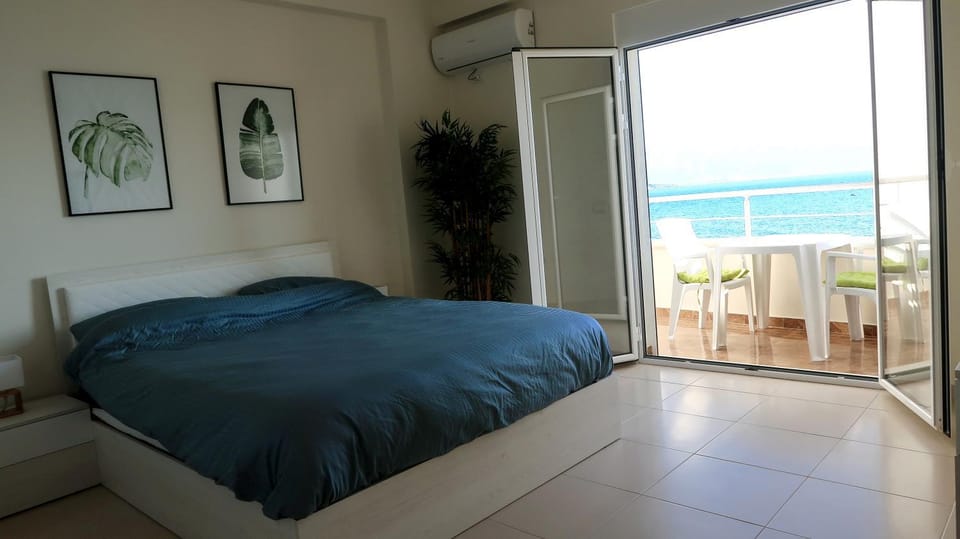 Bed, Balcony/Terrace, Photo of the whole room, Bedroom, Sea view