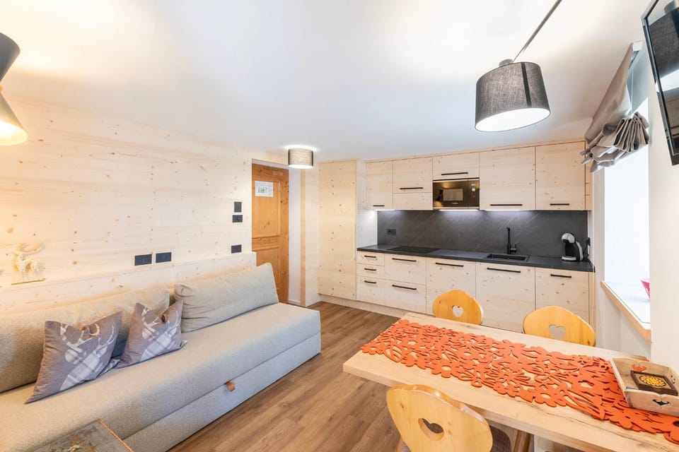 TV and multimedia, Kitchen or kitchenette, Living room, Seating area, Dining area, oven, stove