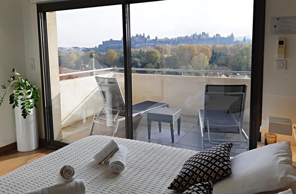 Bed, Balcony/Terrace, Landmark view