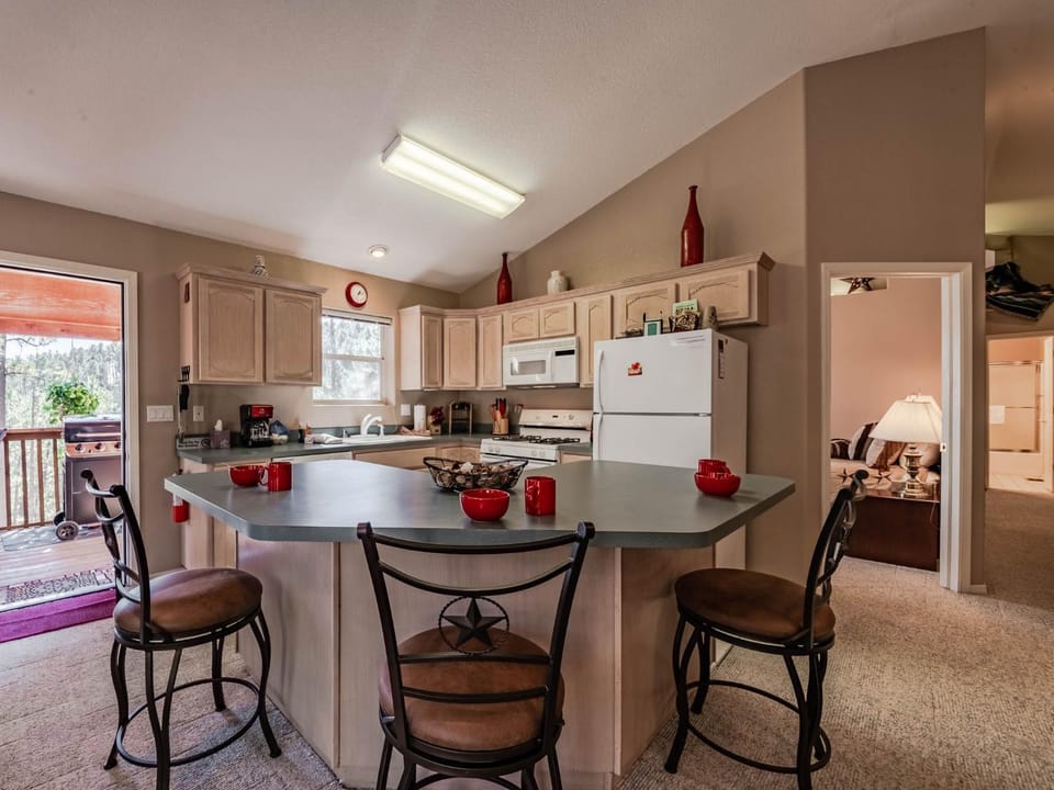 Kitchen or kitchenette, Seating area, microwave, stove, kitchen