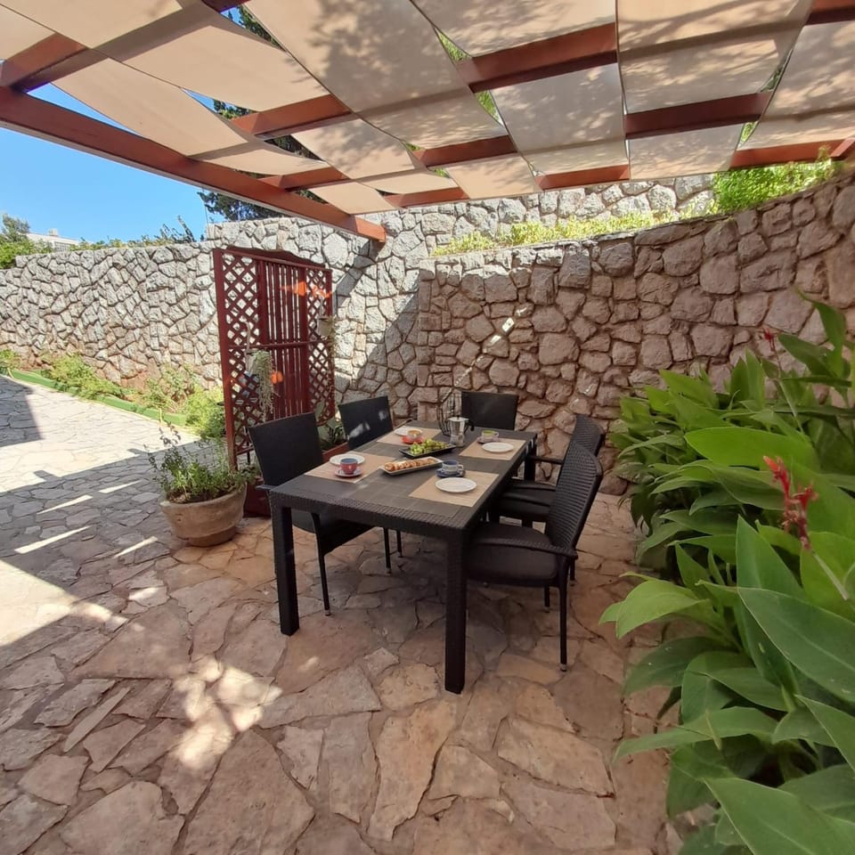 Property building, Balcony/Terrace, Parking
