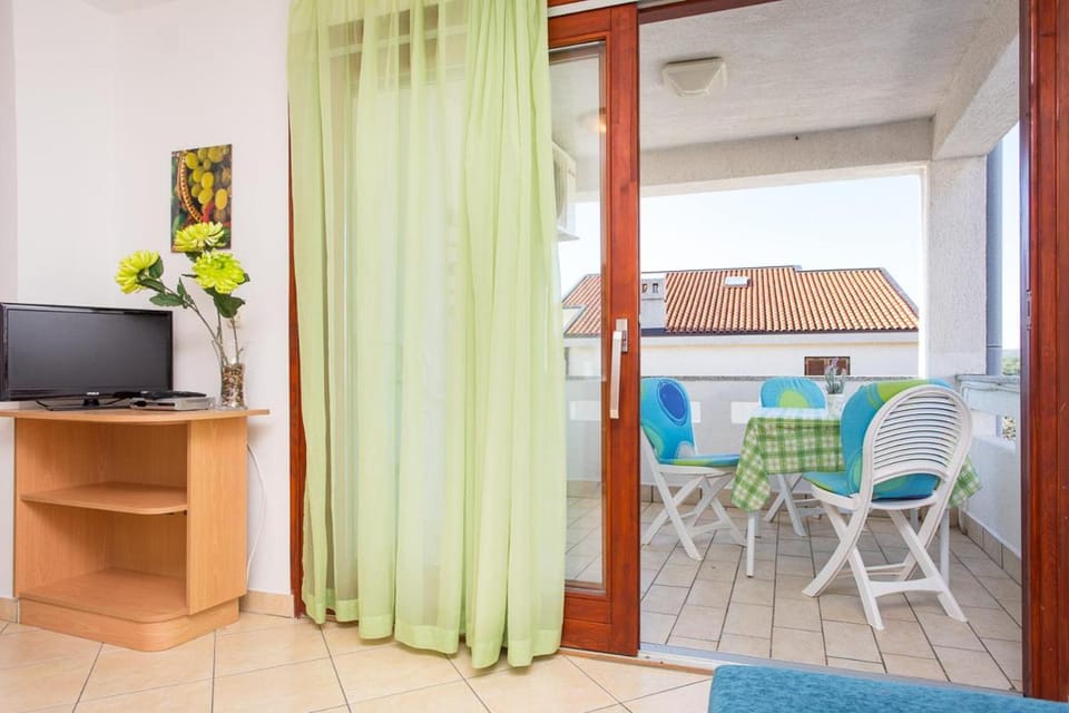 Communal lounge/ TV room, Balcony/Terrace, Quiet street view