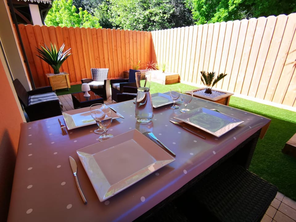 Patio, Dining area, Garden view